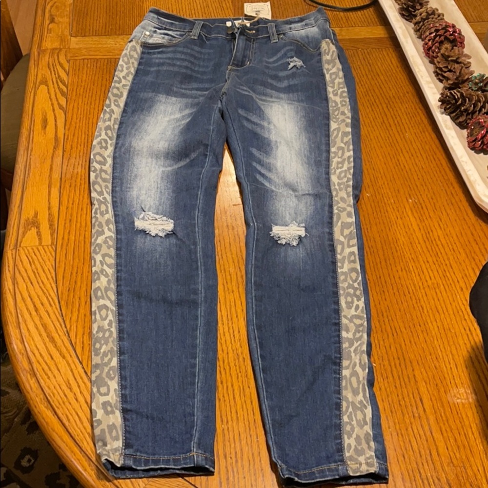 NWT Easel Size Medium Cheetah Striped Jeans 👖